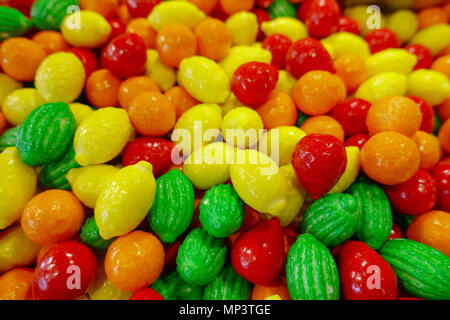Nahaufnahme der bunten Süßigkeiten, Obst in Rot, Orange und Grün Stockfoto