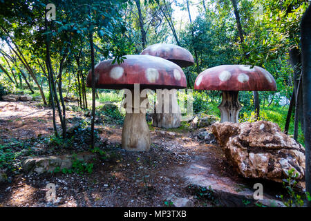 Gigantische rote hölzerne Pilze auf einem Spielplatz im Wald Stockfoto