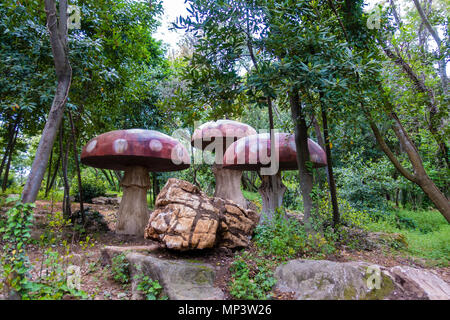 Gigantische rote hölzerne Pilze auf einem Spielplatz im Wald Stockfoto