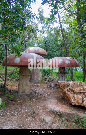 Gigantische rote hölzerne Pilze auf einem Spielplatz im Wald Stockfoto