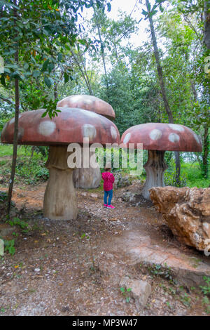 Gigantische rote hölzerne Pilze auf einem Spielplatz im Wald Stockfoto