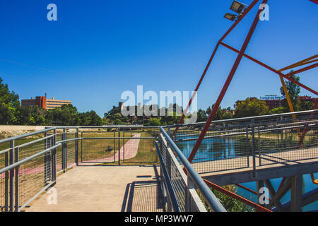 Park. Einen sonnigen Tag im Park ¨ Fluviale ¨ in Fuengirola. Provinz Malaga, Andalusien, Spanien. Bild aufgenommen - 15. Mai 2018. Stockfoto