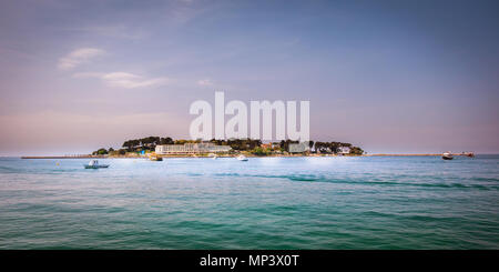 Sveti Nikola Insel in der Nähe von Porec, Kroatien mit Hotel Resort und Boote vor, Panorama von Porec Bay Stockfoto