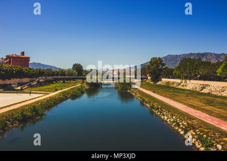 Park. Einen sonnigen Tag im Park ¨ Fluviale ¨ in Fuengirola. Provinz Malaga, Andalusien, Spanien. Bild aufgenommen - 15. Mai 2018. Stockfoto