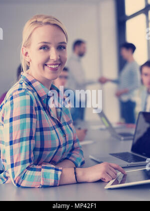 Gruppe von Geschäftsleuten, die Diskussion über Business-Plan im Büro Stockfoto