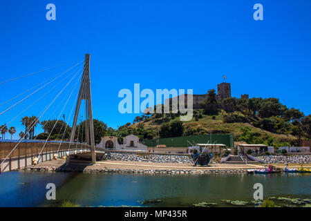 Burg Sohail ¨ ¨. Einen sonnigen Tag in Fuengirola. Provinz Malaga, Andalusien, Spanien. Bild aufgenommen - 15. Mai 2018. Stockfoto