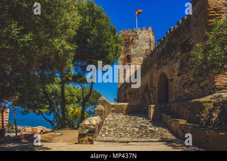 Burg Sohail ¨ ¨. Einen sonnigen Tag in Fuengirola. Provinz Malaga, Andalusien, Spanien. Bild aufgenommen - 15. Mai 2018. Stockfoto