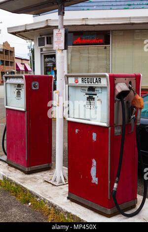 Vintage gas Pumpen in einer alten Garage im Dorf Steveston in British Columbia, Kanada Stockfoto