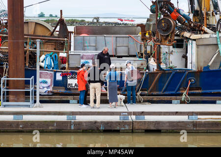 Die Leute an der Steveston öffentlichen Fischmarkt aufgereiht schwarzer Kabeljau direkt vom Boot kaufen Stockfoto