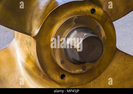 Zentraler Knotenpunkt für eine Bronze Vierflügeligen marine propellor auf Anzeige in Steveston British Columbia Stockfoto