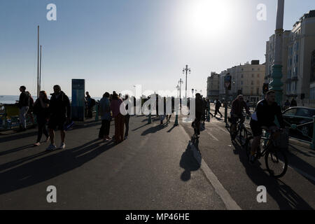 Schattenhafte Fußgänger und Radfahrer auf einem langen Weg auf Brighton Seafront. Brighton, East Sussex, UK. Stockfoto