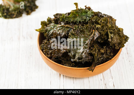 Gebackene knusprige Kale Chips Stockfoto