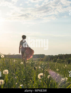 Löwenzahn Frau im Sommerkleid Stockfoto