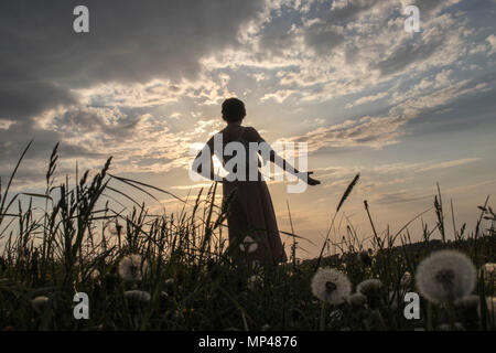 Tanz und Yoga performance Ritual durch Sonnenuntergang Stockfoto