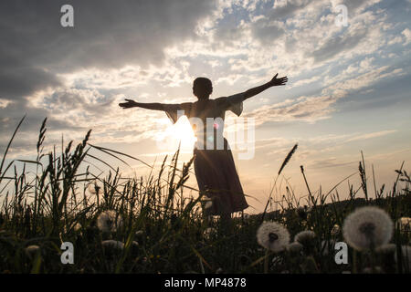 Tanz und Yoga performance Ritual durch Sonnenuntergang Stockfoto