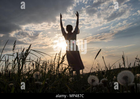 Tanz und Yoga performance Ritual durch Sonnenuntergang Stockfoto