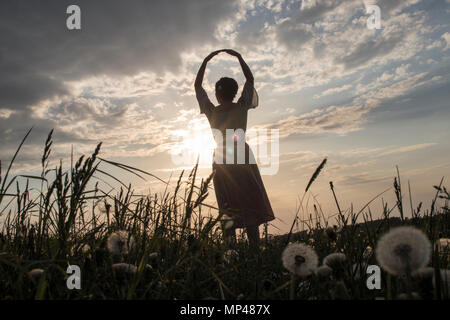 Tanz und Yoga performance Ritual durch Sonnenuntergang Stockfoto