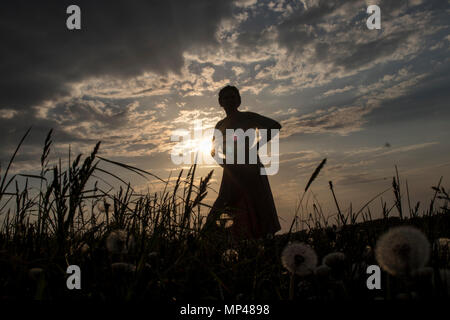 Tanz und Yoga performance Ritual durch Sonnenuntergang Stockfoto