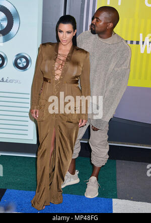 Kanye West, Kim Kardashian 180 bei den MTV VMA Awards 2015 auf der Microsoft Theater in Los Angeles. August 30, 2015. Kanye West, Kim Kardashian 180 - - - - - - - - - - - - - Red Carpet Event, Vertikal, USA, Filmindustrie, Prominente, Fotografie, Bestof, Kunst, Kultur und Unterhaltung, Topix Prominente Fashion/Vertikal, Besten, Event in Hollywood Leben - Kalifornien, Roter Teppich und backstage, USA, Film, Stars, Film Stars, TV Stars, Musik, Promis, Fotografie, Bestof, Kunst, Kultur und Unterhaltung, Topix, Vertikal, Familie von aus dem Jahr 2015, Anfrage tsuni@G Stockfoto