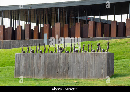 Aufkommen von Hank Willis Thomas, 2016, der nationalen Gedenkstätte für Frieden und Gerechtigkeit oder nationalen Lynchmord Memorial, Montgomery, Alabama, USA Stockfoto