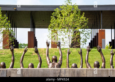 Aufkommen von Hank Willis Thomas, 2016, der nationalen Gedenkstätte für Frieden und Gerechtigkeit oder nationalen Lynchmord Memorial, Montgomery, Alabama, USA Stockfoto