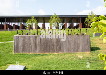 Aufkommen von Hank Willis Thomas, 2016, der nationalen Gedenkstätte für Frieden und Gerechtigkeit oder nationalen Lynchmord Memorial, Montgomery, Alabama, USA Stockfoto