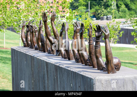 Aufkommen von Hank Willis Thomas, 2016, der nationalen Gedenkstätte für Frieden und Gerechtigkeit oder nationalen Lynchmord Memorial, Montgomery, Alabama, USA Stockfoto