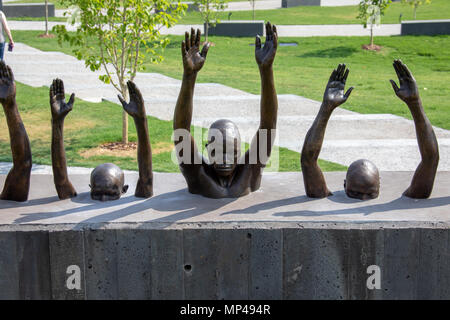 Aufkommen von Hank Willis Thomas, 2016, der nationalen Gedenkstätte für Frieden und Gerechtigkeit oder nationalen Lynchmord Memorial, Montgomery, Alabama, USA Stockfoto