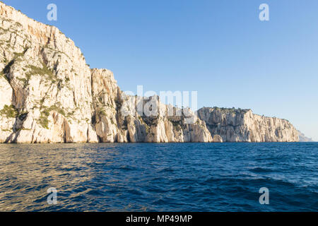 Schöne Natur der Calanques an der azurblauen Küste von Frankreich. Calanques-Nationalpark in der Nähe von Marseille. Natur und outdoor Stockfoto