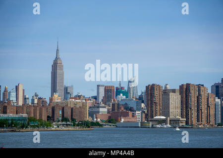 Midtown Skyline von New York City von den East River, NY, USA. Empire State Building Stockfoto