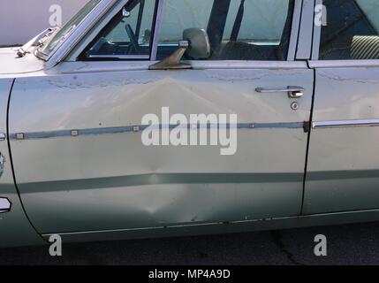 Oldtimer mit Delle in der Tür. Stockfoto