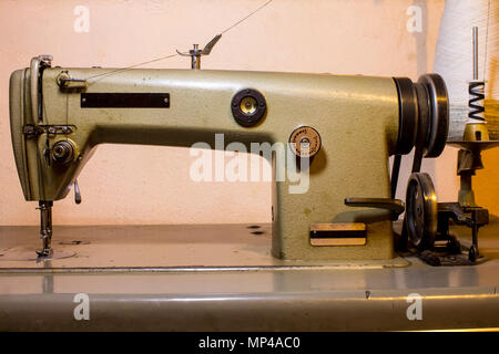 Vollständige Ansicht eines retro semi Industrie Nähmaschine Stockfoto