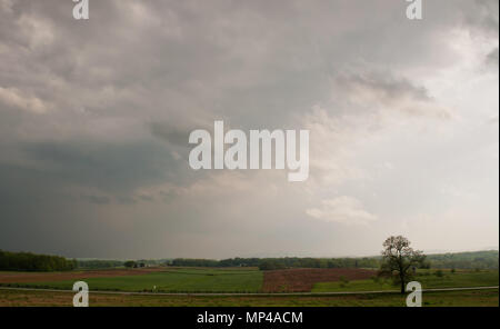 Stürmischen Himmel über ein Feld im Frühjahr bei Gettysburg, Pennsylvania Stockfoto