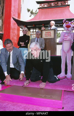 Blake Edwards + Rosa PantherBlake Edwards & Pink Panther Event in Hollywood Leben - Kalifornien, Red Carpet Event, USA, Filmindustrie, Prominente, Fotografie, Bestof, Kunst, Kultur und Unterhaltung, Topix prominente Mode, Besten, Hollywood Leben, Event in Hollywood Leben - Kalifornien, Film Stars, TV Stars, Musik, Promis, Topix, Bestof, Kunst, Kultur und Unterhaltung, Fotografie, Anfrage tsuni@Gamma-USA.com, Kredit Tsuni/USA, geehrt mit Hand- und Fußabdruck in der TCL Chinese Theater Hof in Los Angeles von 1993 bis 1999. Stockfoto