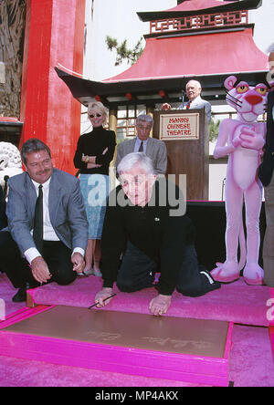 Blake Edwards + Rosa PantherBlake Edwards + Pink Panther +-1 Veranstaltung in Hollywood Leben - Kalifornien, Red Carpet Event, USA, Filmindustrie, Prominente, Fotografie, Bestof, Kunst, Kultur und Unterhaltung, Topix prominente Mode, Besten, Hollywood Leben, Event in Hollywood Leben - Kalifornien, Film Stars, TV Stars, Musik, Promis, Topix, Bestof, Kunst, Kultur und Unterhaltung, Fotografie, Anfrage tsuni@Gamma-USA.com, Kredit Tsuni/USA, geehrt mit Hand- und Fußabdruck in der TCL Chinese Theater Hof in Los Angeles von 1993 bis 1999. Stockfoto