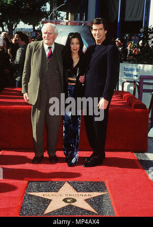 Pierce Brosnan, Michelle Yeoh, DesmondBrosnan Yeoh Desmond Llewelyn Ereignis in Hollywood Leben - Kalifornien, Red Carpet Event, USA, Filmindustrie, Prominente, Fotografie, Bestof, Kunst, Kultur und Unterhaltung, Topix prominente Mode, Besten, Hollywood Leben, Event in Hollywood Leben - Kalifornien, Film Stars, TV Stars, Musik, Promis, Topix, Bestof, Kunst, Kultur und Unterhaltung, Fotografie, Anfrage tsuni@Gamma-USA.com, Kredit Tsuni/USA, ein Stern auf dem Hollywood Walk of Fame in Los Angeles, von 1993 bis 1999 Stockfoto