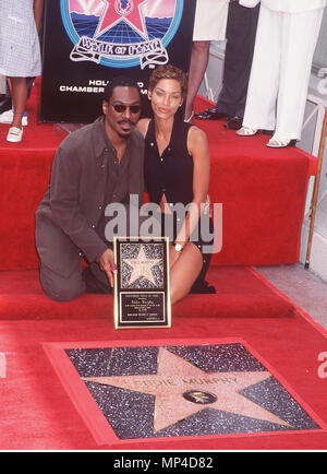 Eddie Murphy + Frau Nicole Murphy Eddie + Frau Nicole-1 Ereignis in Hollywood Leben - Kalifornien, Red Carpet Event, USA, Filmindustrie, Prominente, Fotografie, Bestof, Kunst, Kultur und Unterhaltung, Topix prominente Mode, Besten, Hollywood Leben, Event in Hollywood Leben - Kalifornien, Film Stars, TV Stars, Musik, Promis, Topix, Bestof, Kunst, Kultur und Unterhaltung, Fotografie, Anfrage tsuni@Gamma-USA.com, Kredit Tsuni/USA, ein Stern auf dem Hollywood Walk of Fame in Los Angeles, von 1993 bis 1999 Stockfoto