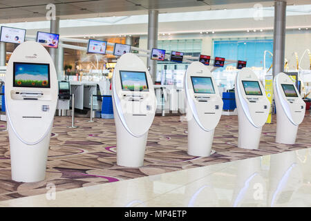 Schnelle und nahtlose Reise in Changi werden Optionen wie Self-Service Check-in und automatische Gepäckabgabe angezeigt. Flughafen Singapur Terminal 4. Stockfoto