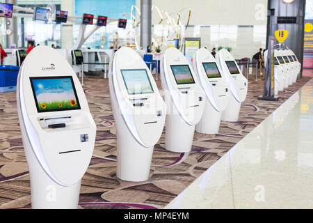 Schnelle und nahtlose Reise in Changi werden Optionen wie Self-Service Check-in und automatische Gepäckabgabe angeboten. Flughafen Singapur Terminal 4. Stockfoto