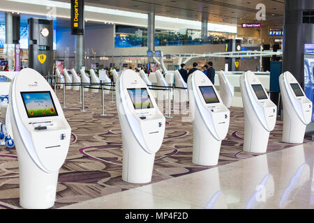 Schnelles und nahtloses Reisen in Changi werden Optionen wie Self-Service Check-in-System und automatisches Abgeben von Taschen angezeigt. Flughafen Singapur Terminal 4. Stockfoto