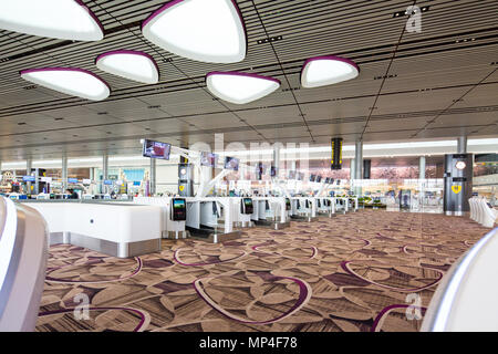 Schnelle und nahtlose Reise in Changi werden Optionen wie Self-Service Check-in und automatische Gepäckabgabe angezeigt. Flughafen Singapur Terminal 4. Stockfoto