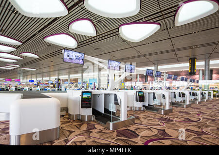 Schnelle und nahtlose Reise in Changi werden Optionen wie Self-Service Check-in und automatische Gepäckabgabe angezeigt. Flughafen Singapur Terminal 4. Stockfoto