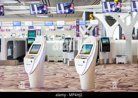 Abflughalle des Flughafens Changi, Terminal 4, hauptsächlich mit automatischem Clearingsystem, um die Arbeitskräfte zu reduzieren. Singapur. Stockfoto