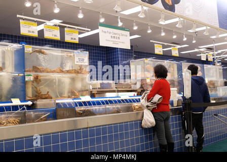 Burnaby, BC, Kanada - 09 April, 2018: Bewegung von Menschen kaufen Fisch Meeresfrüchte Abschnitt innerhalb T&T-Supermarkt Stockfoto