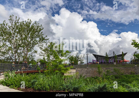 Ein Reiseleiter führt Gönner der Probierstube, durch dramatische Wolken gesichert, an der New Belgium Brewing Company in Asheville, NC, USA Stockfoto