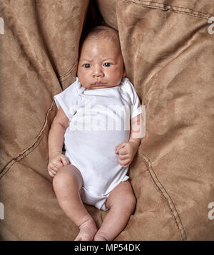 Ein 3 Wochen altes Baby boy in die Kamera schaut Stockfoto