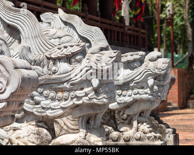 Drachenköpfe im Lam Kinh Tempel in Xuan Lam und Lam Son townlet von Tho Xuan district, Thanh Hoa, Vietnam. Der Tempel wurde von nationalhelden Le gebaut Stockfoto