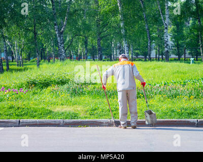 Selektiver Fokus Kehrmaschine Reinigung Gehweg im öffentlichen Park, kopieren. l Stockfoto