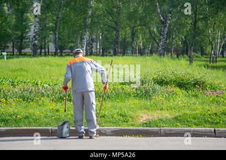 Selektiver Fokus Kehrmaschine Reinigung Gehweg im öffentlichen Park, kopieren. l Stockfoto