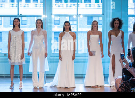 NEW YORK, NY - 13. April 2018: Die Modelle stellen an der Justin Alexander Bridal Frühjahr 2019 Collection Runway Show während der New York Fashion Week, Hochzeitssuite Stockfoto